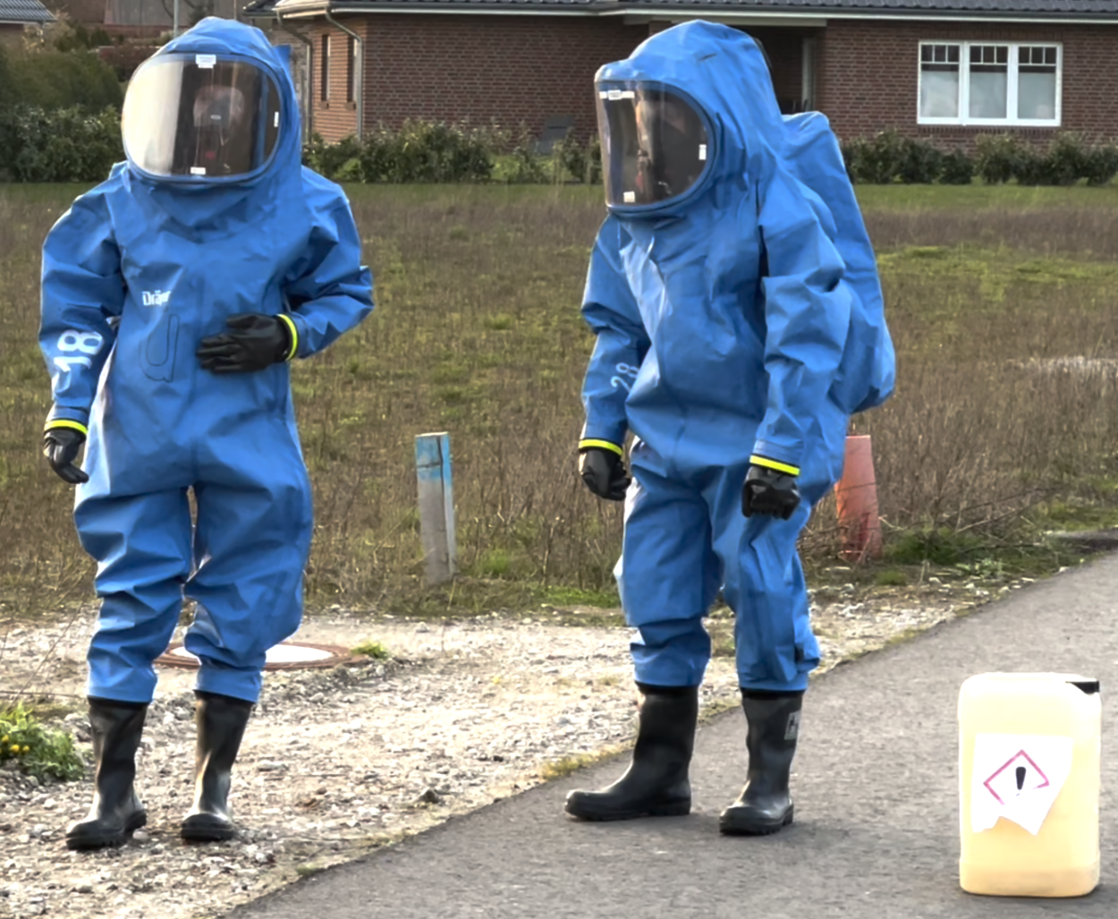 Zwei Atemschutzgeräteträger im Chemikalienanzug